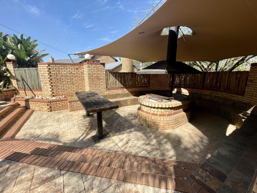 4 Bedroom Property for Sale in Die Hoewes Gauteng