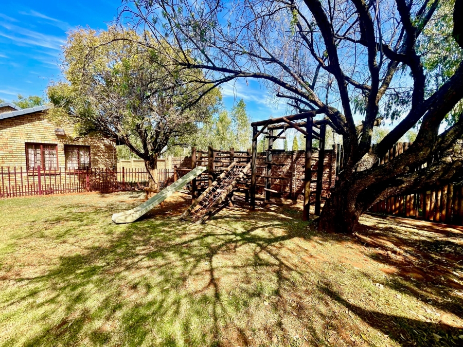 4 Bedroom Property for Sale in Die Hoewes Gauteng
