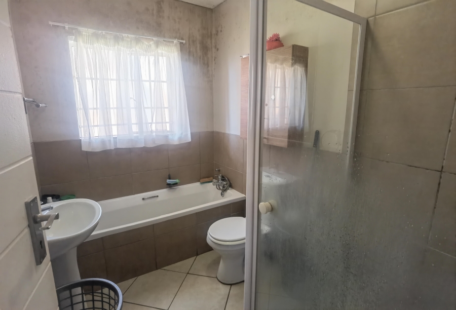2 Bedroom Property for Sale in Monavoni Gauteng