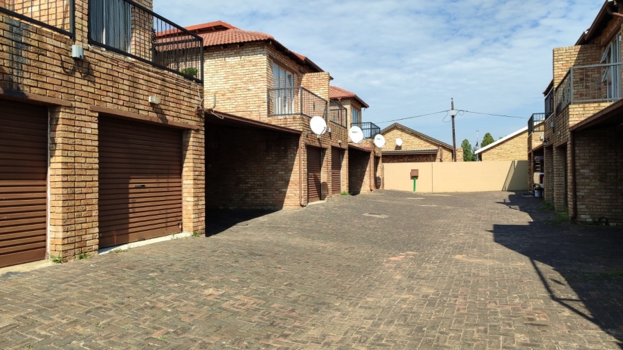 2 Bedroom Property for Sale in Eike Park Gauteng