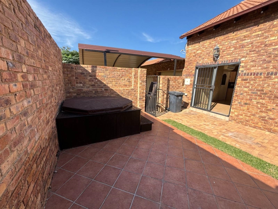 2 Bedroom Property for Sale in Halfway Gardens Gauteng