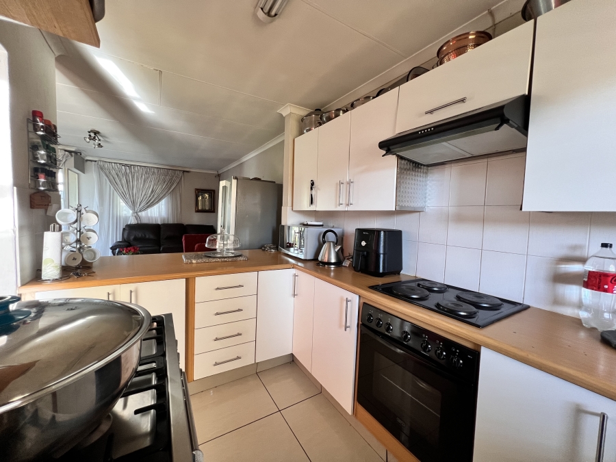 2 Bedroom Property for Sale in Noordwyk Gauteng