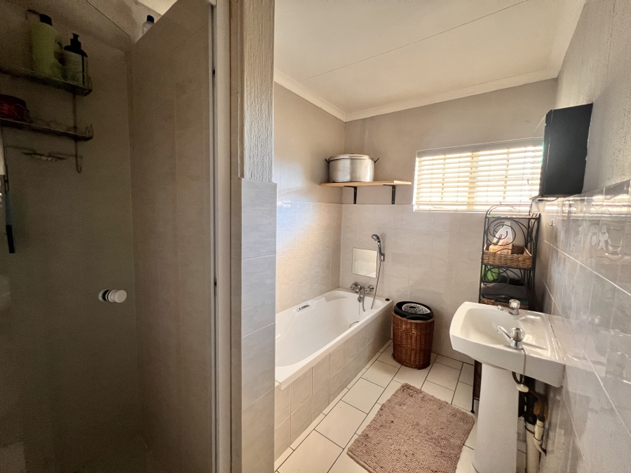 2 Bedroom Property for Sale in Noordwyk Gauteng