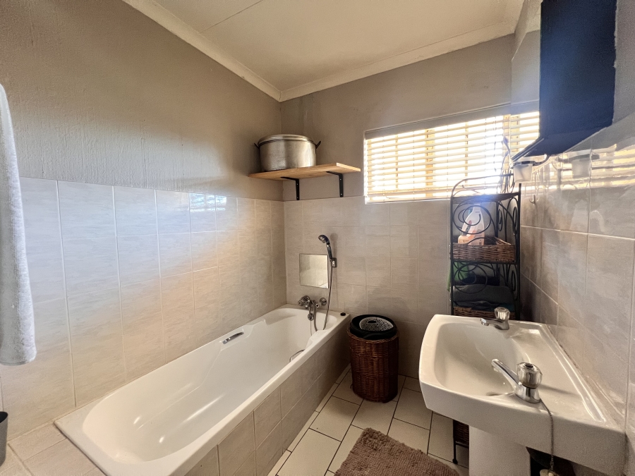 2 Bedroom Property for Sale in Noordwyk Gauteng