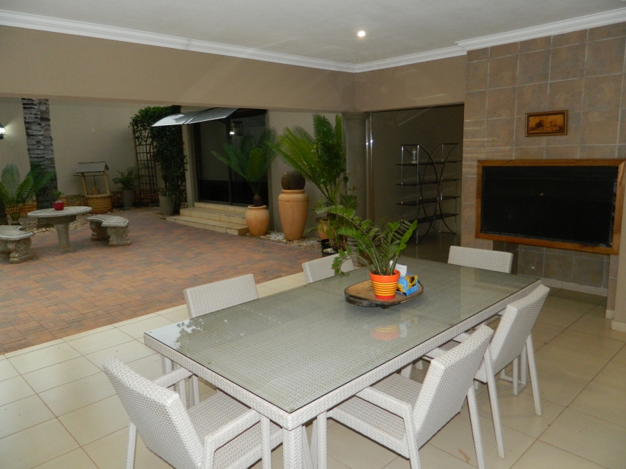 4 Bedroom Property for Sale in Faerie Glen Gauteng