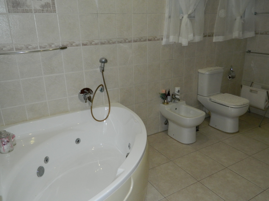 4 Bedroom Property for Sale in Faerie Glen Gauteng