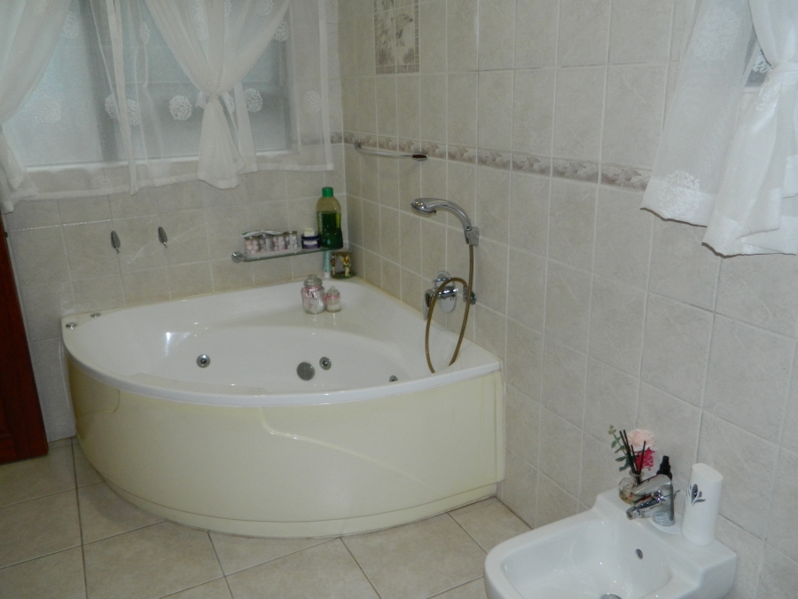 4 Bedroom Property for Sale in Faerie Glen Gauteng
