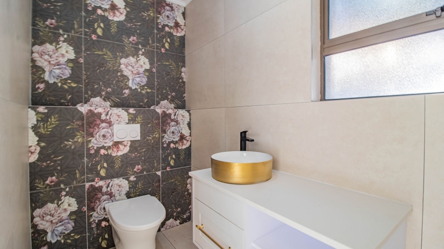 5 Bedroom Property for Sale in Aspen Hills Gauteng