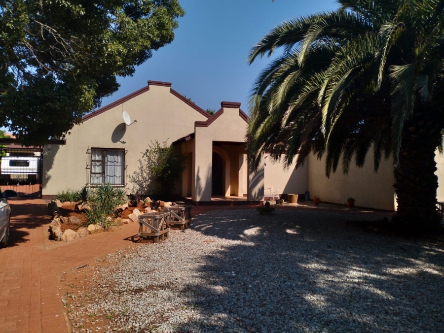 4 Bedroom Property for Sale in Helikonpark Gauteng