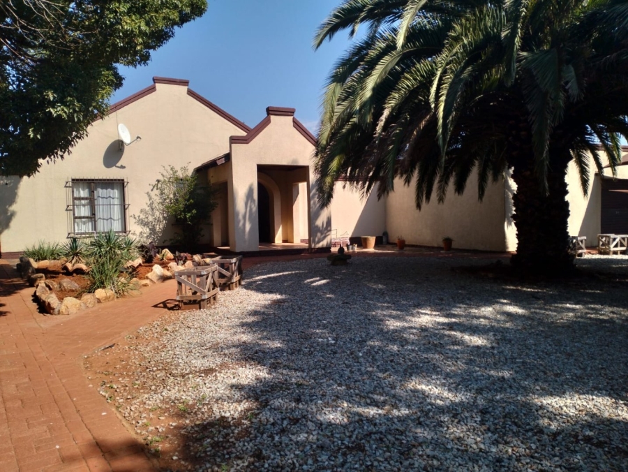 4 Bedroom Property for Sale in Helikonpark Gauteng