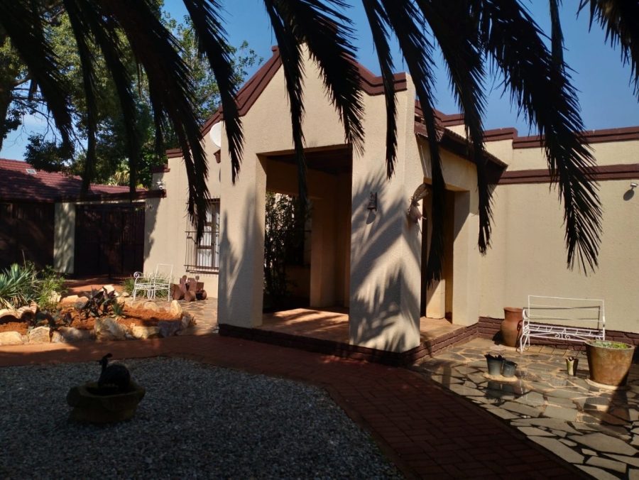 4 Bedroom Property for Sale in Helikonpark Gauteng