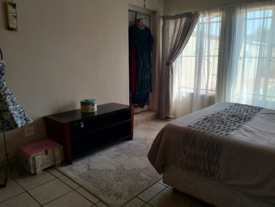 4 Bedroom Property for Sale in Helikonpark Gauteng