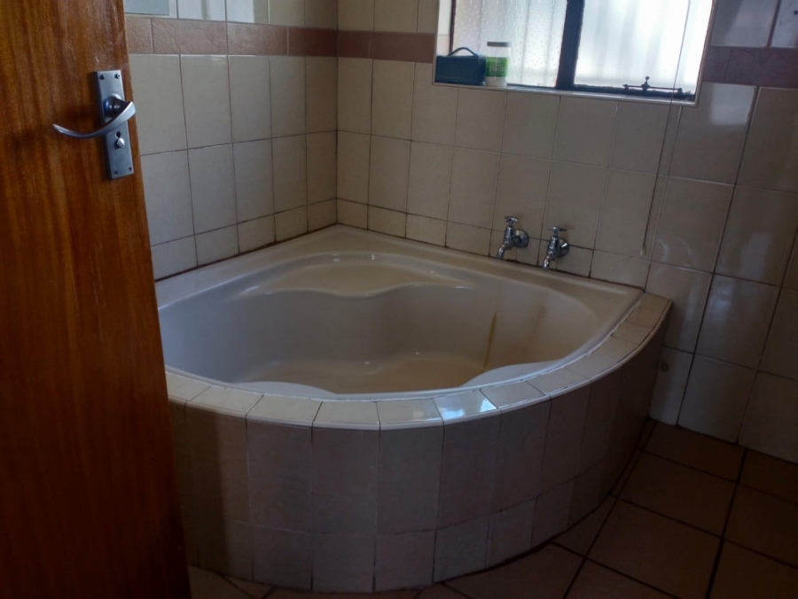 4 Bedroom Property for Sale in Helikonpark Gauteng