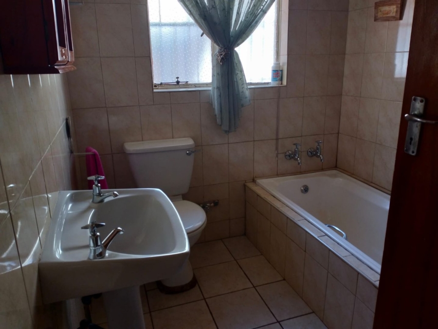 4 Bedroom Property for Sale in Helikonpark Gauteng