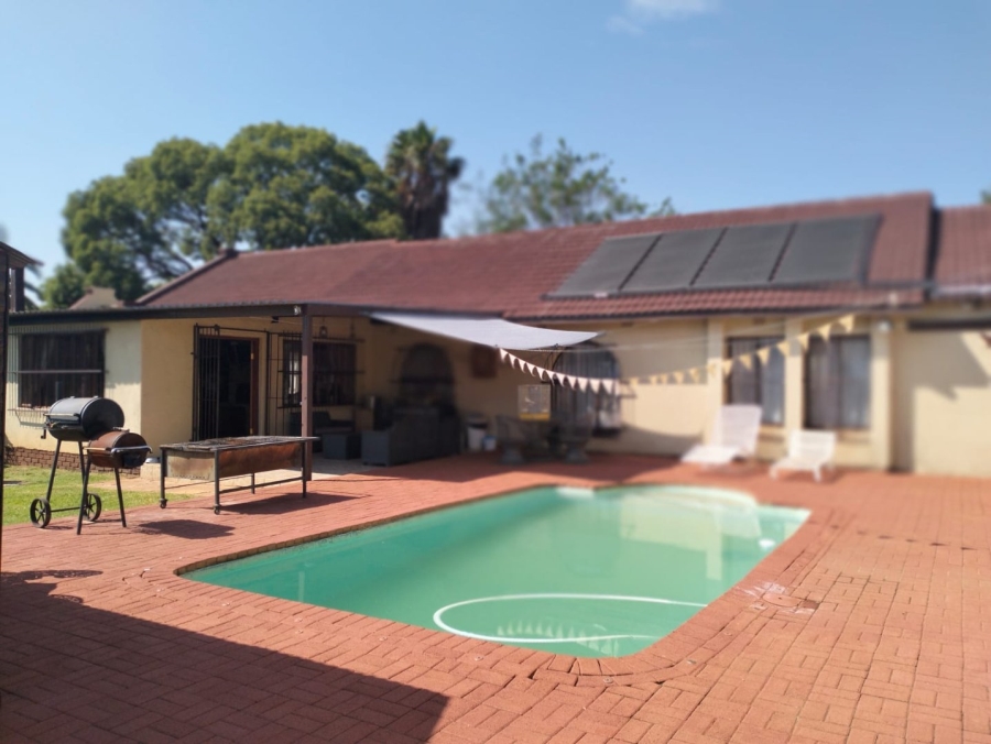 4 Bedroom Property for Sale in Helikonpark Gauteng