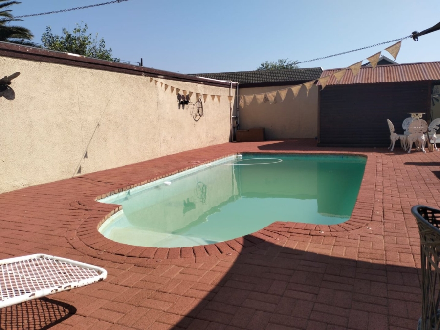 4 Bedroom Property for Sale in Helikonpark Gauteng