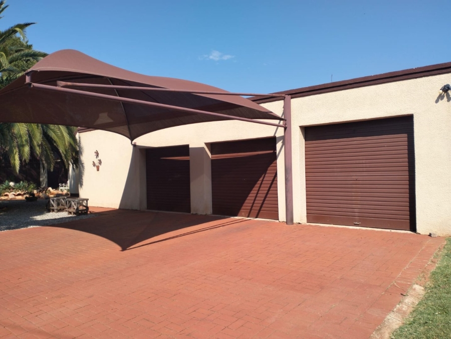 4 Bedroom Property for Sale in Helikonpark Gauteng