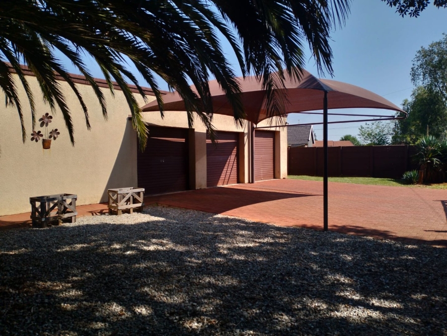 4 Bedroom Property for Sale in Helikonpark Gauteng