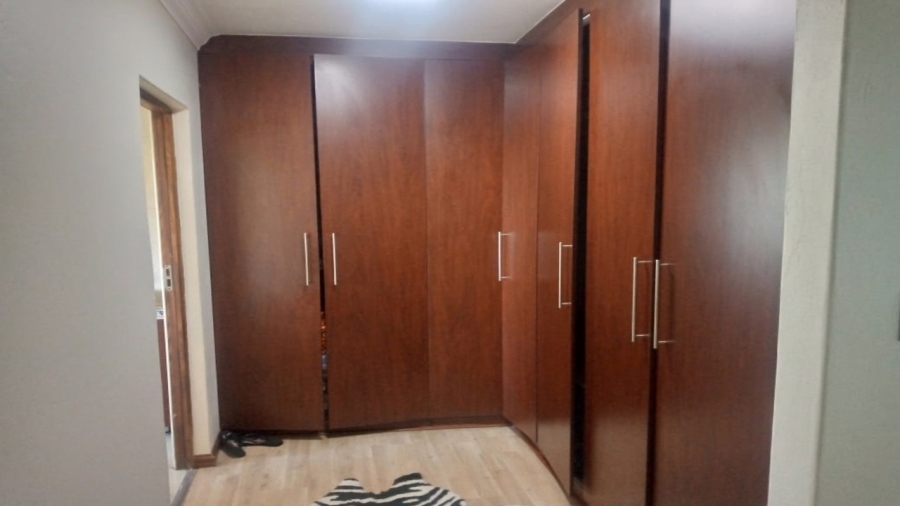 4 Bedroom Property for Sale in Sonneveld Gauteng
