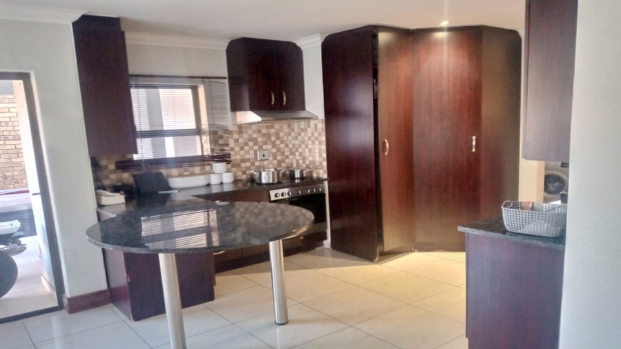 4 Bedroom Property for Sale in Sonneveld Gauteng