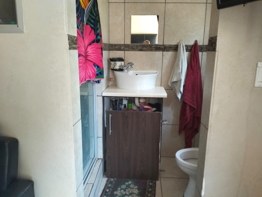 2 Bedroom Property for Sale in Greenhills Gauteng