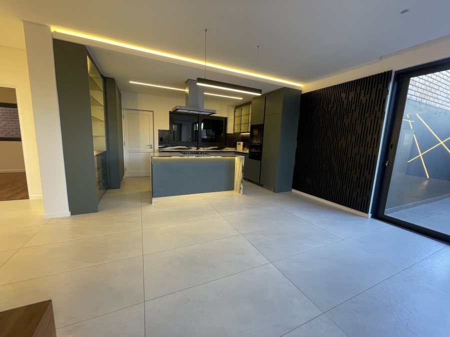To Let 2 Bedroom Property for Rent in Fourways Gauteng