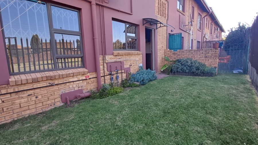 To Let 3 Bedroom Property for Rent in Brackendowns Gauteng