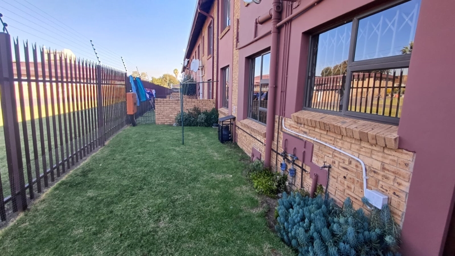 To Let 3 Bedroom Property for Rent in Brackendowns Gauteng