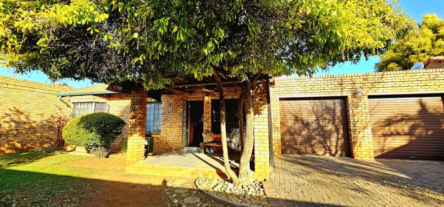 2 Bedroom Property for Sale in Die Hoewes Gauteng