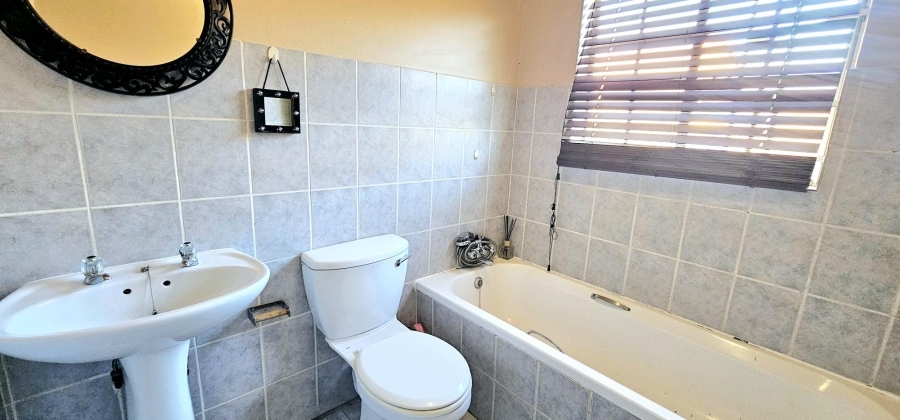 2 Bedroom Property for Sale in Die Hoewes Gauteng