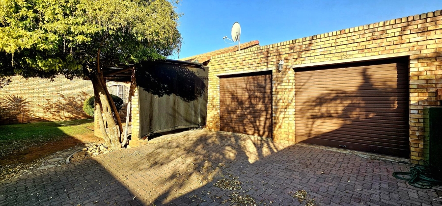 2 Bedroom Property for Sale in Die Hoewes Gauteng