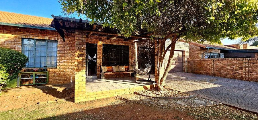 2 Bedroom Property for Sale in Die Hoewes Gauteng