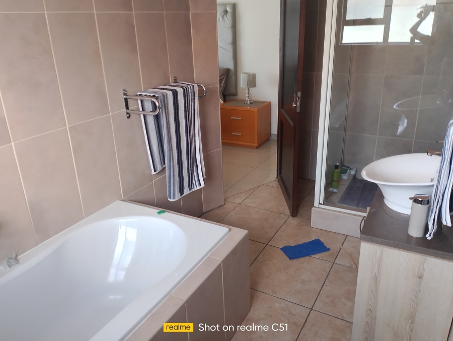 5 Bedroom Property for Sale in Helderwyk Gauteng