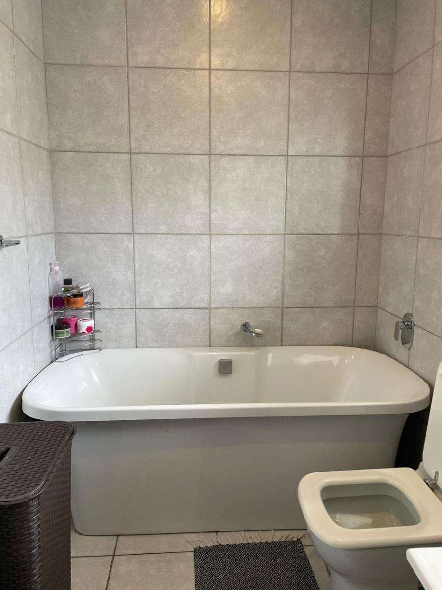 1 Bedroom Property for Sale in Linden Gauteng