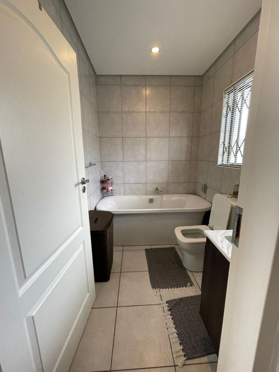 1 Bedroom Property for Sale in Linden Gauteng