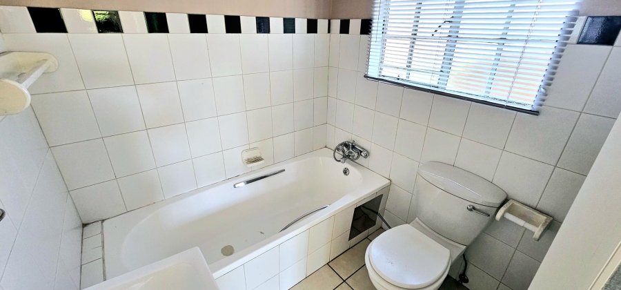 3 Bedroom Property for Sale in Die Hoewes Gauteng