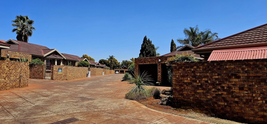 3 Bedroom Property for Sale in Die Hoewes Gauteng