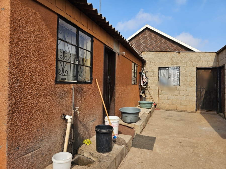 5 Bedroom Property for Sale in Igqagqa Gauteng