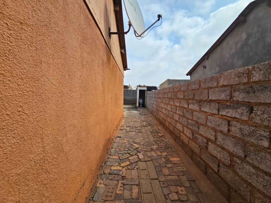 5 Bedroom Property for Sale in Igqagqa Gauteng