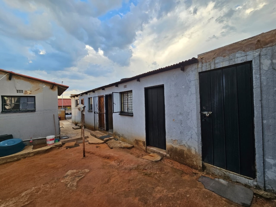 2 Bedroom Property for Sale in Teanong Gauteng