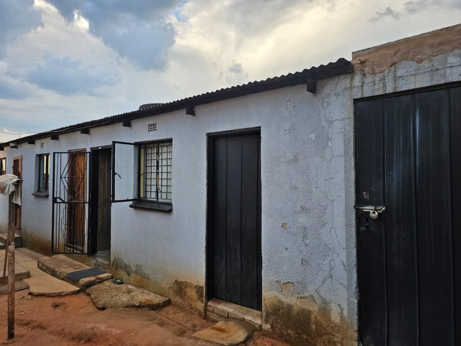 2 Bedroom Property for Sale in Teanong Gauteng