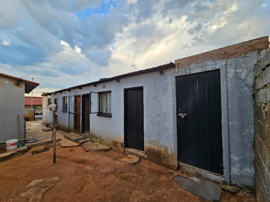 2 Bedroom Property for Sale in Teanong Gauteng