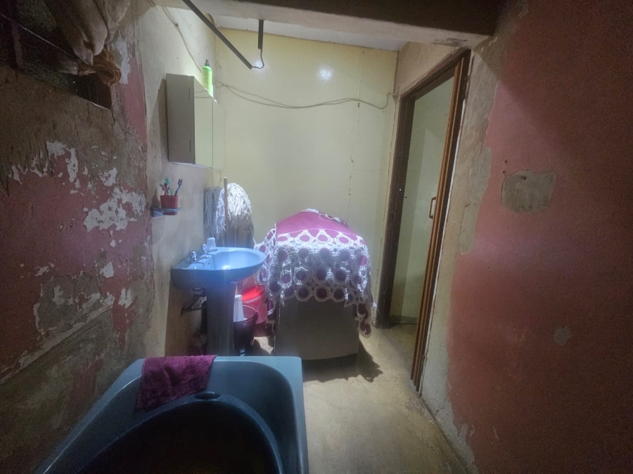 2 Bedroom Property for Sale in Teanong Gauteng