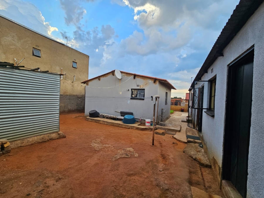 2 Bedroom Property for Sale in Teanong Gauteng