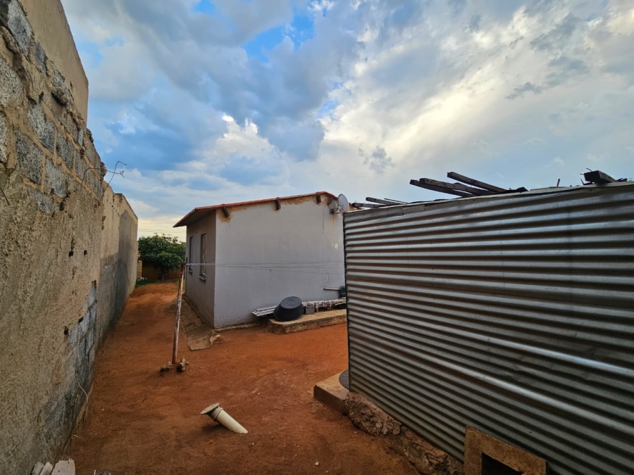 2 Bedroom Property for Sale in Teanong Gauteng