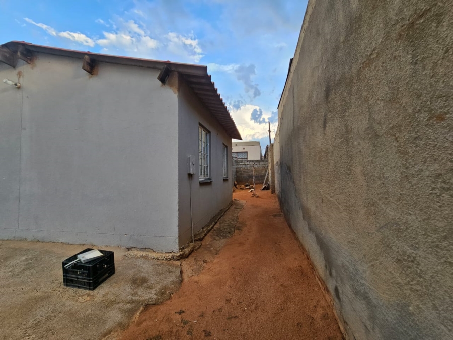 2 Bedroom Property for Sale in Teanong Gauteng