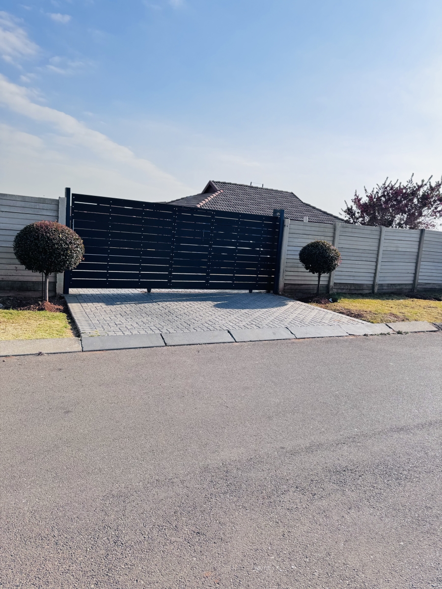 3 Bedroom Property for Sale in Clayville Gauteng
