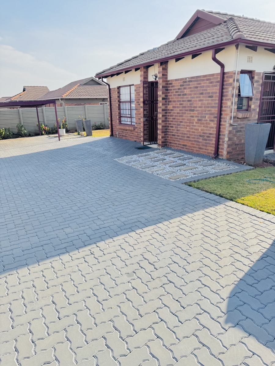 3 Bedroom Property for Sale in Clayville Gauteng