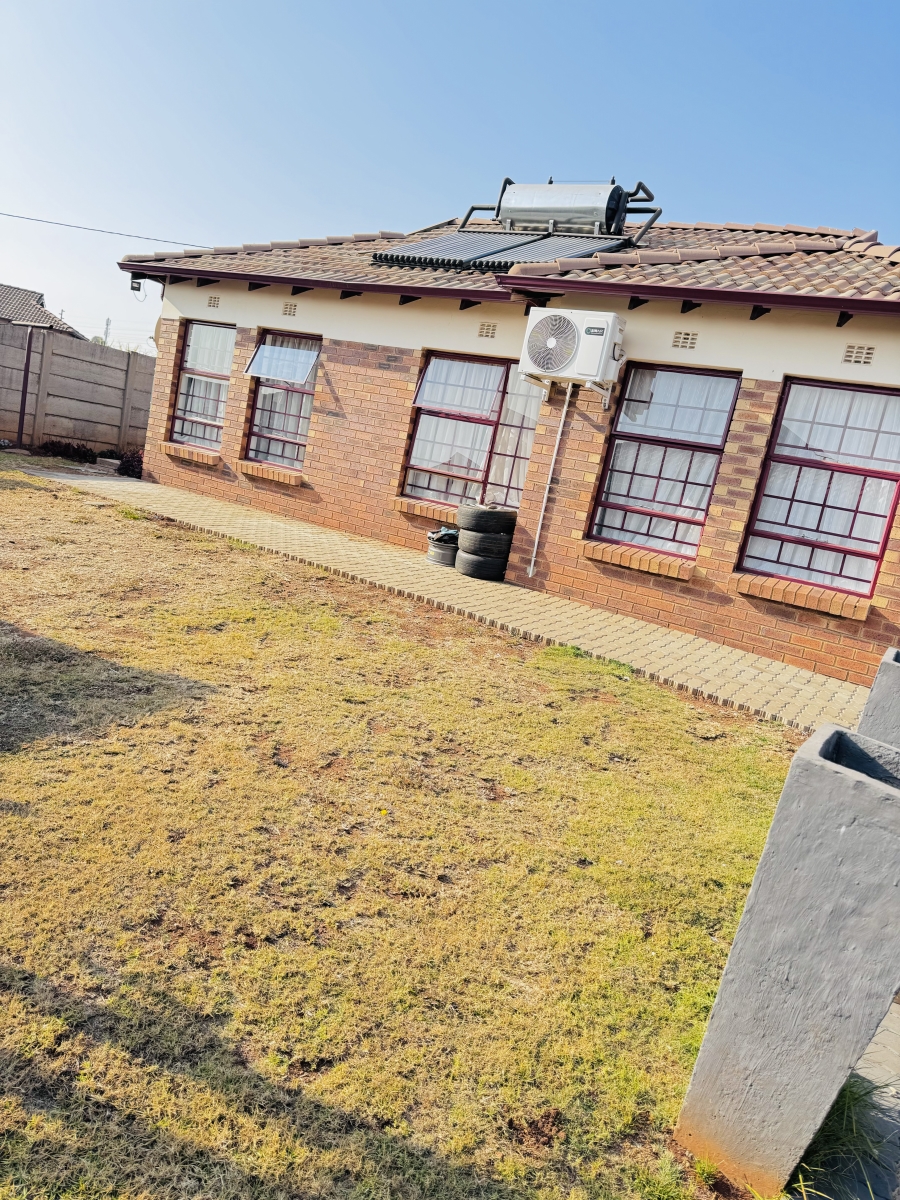 3 Bedroom Property for Sale in Clayville Gauteng