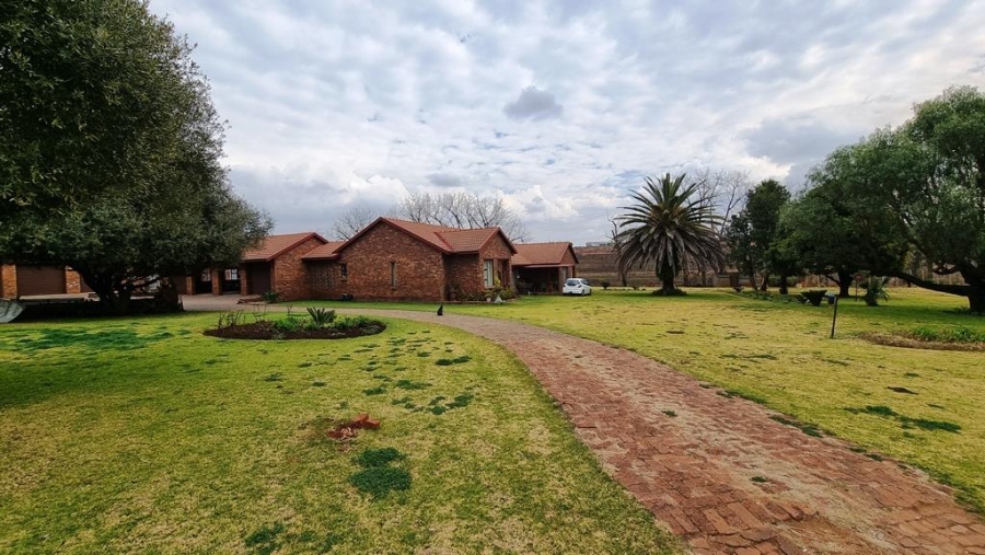 15 Bedroom Property for Sale in Raslouw Gauteng